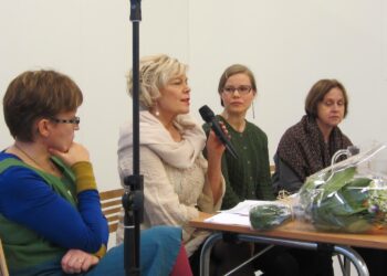 Kirjallisuuskritiikistä keskustelivat Päivi Heikkilä-Halttunen (vas.), Siskotuulikki Toijonen, Tarja Peltonummi ja Virpi Hämeen-Anttila.