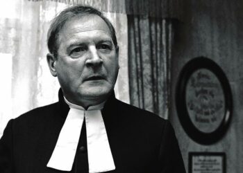 Valkoinen nauha on Michael Haneken arvoituksellinen elokuva oudoista tapahtumista saksalaisessa pikkukylässä. Kuvassa pastori (Burghart Klaussner).