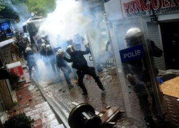 Vappuna Istanbulissa, Turkissa, poliisi pidätti 142 ihmistä