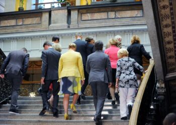Kataisen hallitus poistuu ryhmäkuvasta elokuussa 2013.
