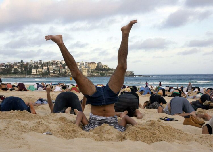 Sydneyn hiekkarannalla Bondi Beachilla osoitettiin kaksi viikkoa sitten mieltä Australian pääministerin Tony Abbottin ilmastopolitiikkaa vastaan.