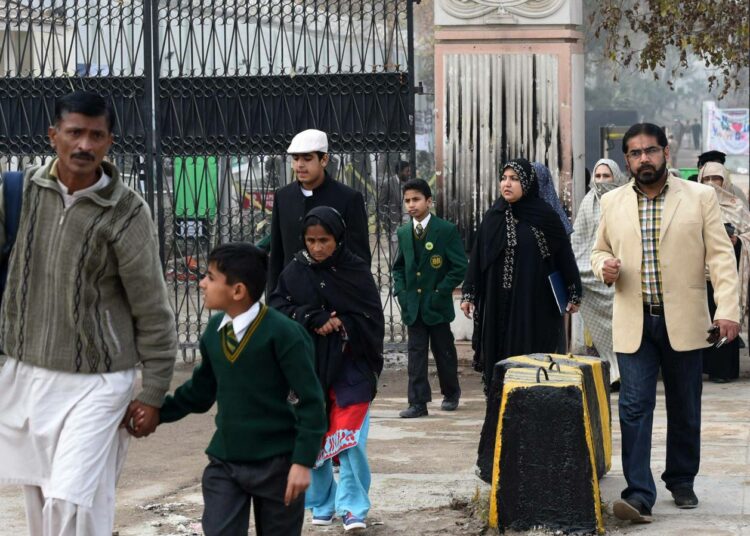 Vanhemmat saattoivat lapsiaan kouluun tammikuussa, kun Peshawarin koulut avattiin uudelleen ensimmäistä kertaa joulukuun terrori-iskun jälkeen.