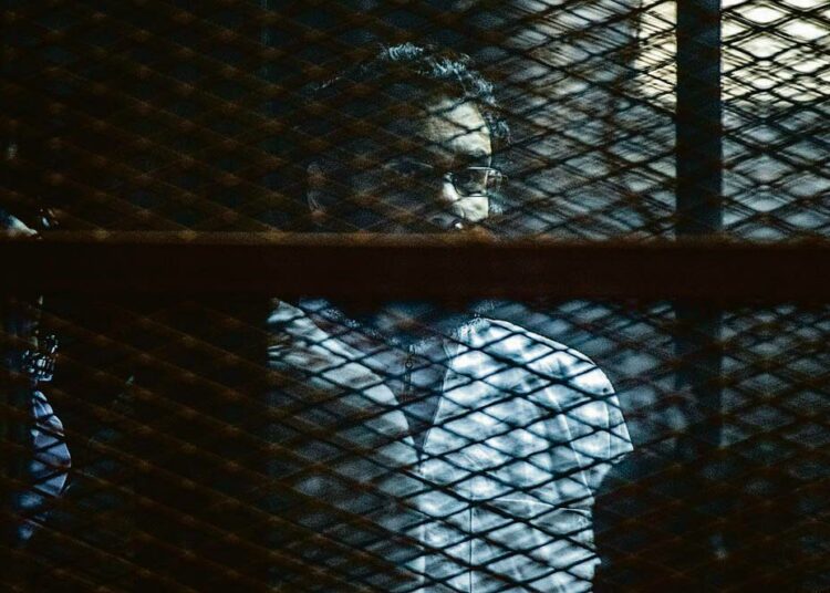 Egyptiläinen bloggaaja ja demokratia-aktivisti Alaa Abdel Fattah tuomittiin maanantaina Kairossa viideksi vuodeksi vankilaan laittoman mielenosoituksen järjestämisestä. Kesällä 2013 Egyptissä vallan kaapanneet sotilaat ovat kieltäneet mielenosoitukset.