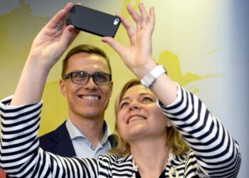 Kokoomuksessa luotetaan edelleen selfie-kuvien voimaan. Kuvassa puheenjohtaja Alexander Stubb ja europarlamentaarikko Henna Virkkunen.