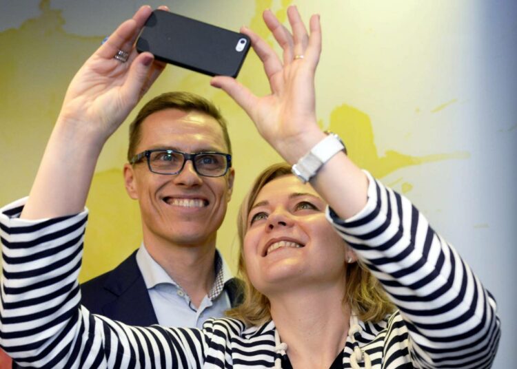 Kokoomuksessa luotetaan edelleen selfie-kuvien voimaan. Kuvassa puheenjohtaja Alexander Stubb ja europarlamentaarikko Henna Virkkunen.