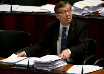 Kansanedustaja Anna Kontula ripitti kollega Kari Rajamäkeä eduskunnan päättäessä kauttaan.