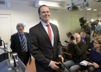 Ruotsin entinen valtiovarainministeri Anders Borg julkisti kuukausi sitten yhdessä Juhana Vartiaisen kanssa pääministeri Alexander Stubbin kehuman talousraportin. Nyt Borg on Stubbin kanssa eri mieltä elvytyksestä.