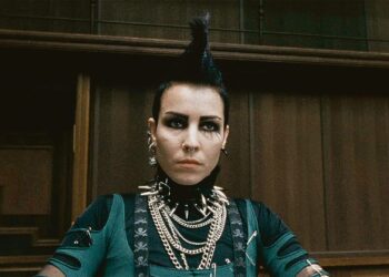 Lisbeth Salanderia (Noomi Rapace) odottaa oikeudenkäynti kolmen ihmisen murhasta, ja turvallisuuspoliisi yrittää saada hänet suljetuksi mielisairaalaan.
