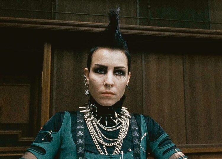 Lisbeth Salanderia (Noomi Rapace) odottaa oikeudenkäynti kolmen ihmisen murhasta, ja turvallisuuspoliisi yrittää saada hänet suljetuksi mielisairaalaan.