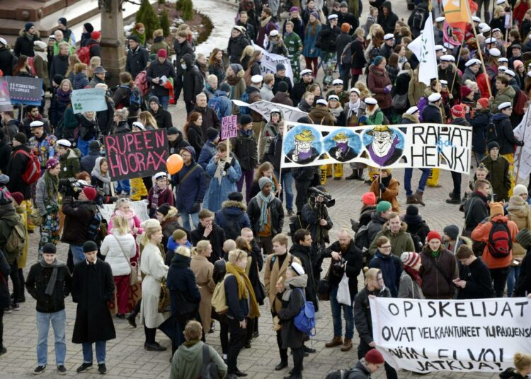 Opiskelijat osoittivat viime viikolla mieltä opintotuen leikkauksia vastaan. Koulutusleikkauksista tehtiin myös välikysymys.
