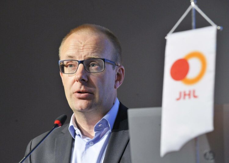 JHL:n puheenjohtaja Jarkko Eloranta liiton edustajiston kevätkokouksessa.