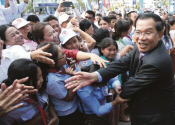 Pääministeri Hun Sen tervehtimässä kansaa tammikuussa.