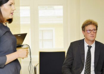 Ammatillisen koulutuksen tutkintorakenteen kehittämisryhmän puheenjohtaja, neuvotteleva virkamies Ville Heinonen (oik.) luovutti raporttinsa opetus- ja kulttuuriministeri Sanni Grahn-Laasoselle (vas.) keskiviikkona.