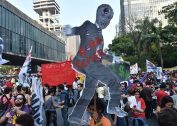 Mielenosoituksissa vaaditaan nyt Dilma Rousseffin paikalle presidentiksi nostetun Michel Temerin eroa. Kuva São Paulosta.