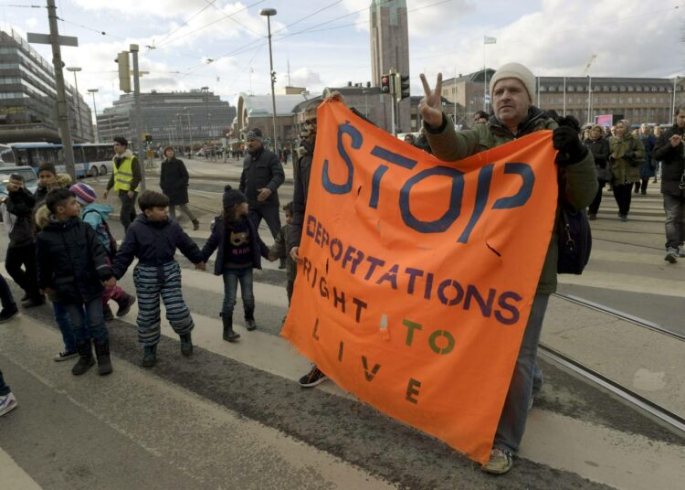 Turvapaikanhakijat osoittavat Helsingissä mieltä pakkopalautuksia vastaan.