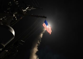 Yhdysvaltain laivaston julkaisemaa kuvaa viime yön ilmaiskusta.