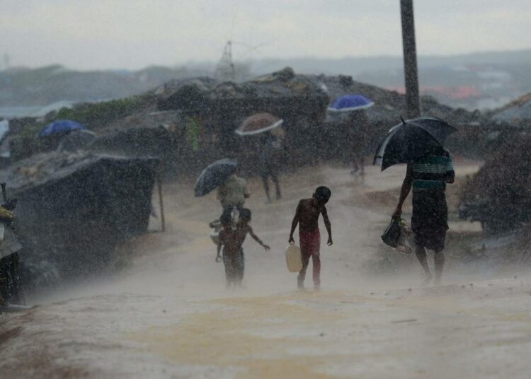 Myanmarista Bangladeshiin paenneet rohingyat kärsivät ruuan, puhtaan veden ja sanitaation puutteesta.