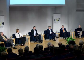 EVA:n presidenttifoorumissa lokakuussa Nils Torvalds (vas.), Tuula Haatainen, Matti Vanhanen, Sauli Niinistö, Pekka Haavisto ja Laura Huhtasaari.