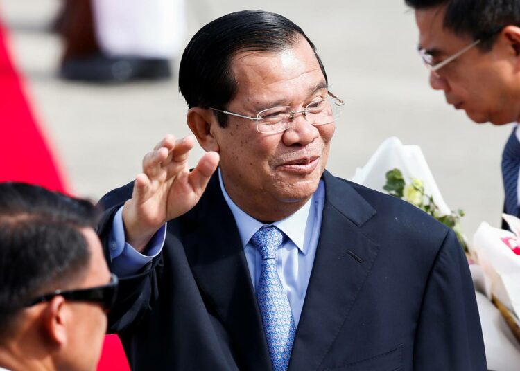 Kambodzhan pääministeri Hun Sen saapumassa Asean-maiden kokoukseen Filippiineille viime lauantaina.
