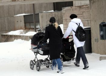 Nuoret aikuiset haluavat lapsia, kertoo Väestöliiton tuore Perhebarometri. Lastentekoa lykätään, koska nuoret pitävät lapsiperhearkea kärsimyksensä ja he haluavat lapsia ennen vakaan työuran.