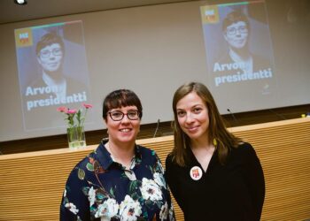 Merja Kyllönen ja Li Andersson marraskuussa puoluevaltuuston kokouksessa Helsingissä.