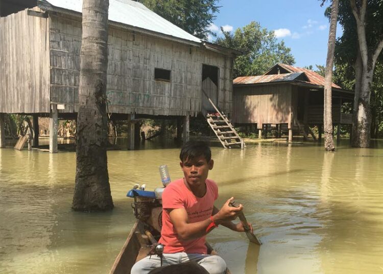 Kambodzalaisessa Kbal Romeasin kylässä jäljellä olevat asukkaat pelkäävät kylänsä hukkuvan lähestyvällä sadekaudella.