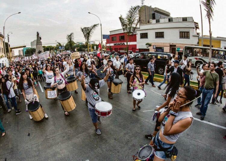 Feministinen Yemayá Batucada -rumpuryhmä antoi tahtia hallituksen vastaiselle mielenosoitukselle Liman keskustassa.
