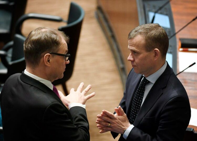 Pääministeri Juha Sipilä (kesk.) ja valtiovarainministeri Petteri Orpo (kok.) olivat lausunnon valmistumisen jälkeen tyytyväisiä siitä, että eduskunta voi käsitellä muutokset.