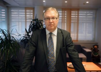 Tavoitteemme on tuloverojen keventäminen kaikissa tuloluokissa, toteaa Akavan puheenjohtaja Sture Fjäder.