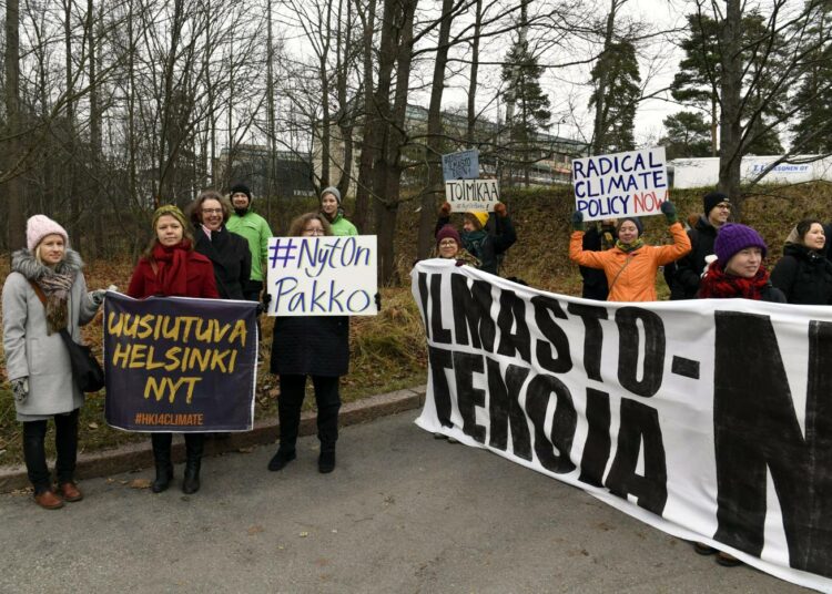 Ilmastotekoja vaativa mielenosoitus pääministerin virka-asunnon Kesärannan edustalla tiistaina.