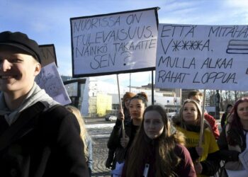 Koululaisjärjestöt osoittivat mieltä kansalaisaloitteen puolesta ennen eduskunnan täysistuntoa tiistaina.