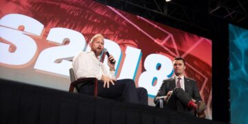 Turning Point USA:n perustaja ja johtaja Charlie Kirk (oik.) sekä Brad Parscale järjestön kokouksessa West Palm Beachissa viime joulukuussa. Parscale on Donald Trumpin uudelleenvalintakampanjan johtaja.