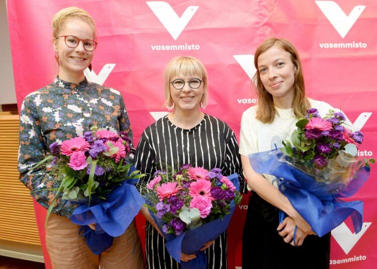 Kahden vuoden kuluttua ministerinä aloittava Hanna Sarkkinen, sosiaali- ja terveysministeri Aino-Kaisa Pekonen ja opetusministeri Li Andersson.