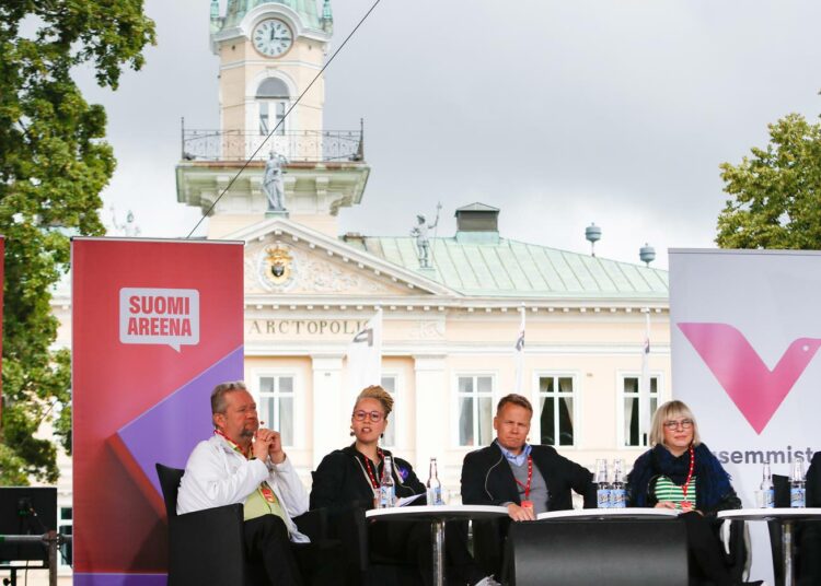 Jari Myllykoski, Hanna Sarkkinen, Pekka Ristelä ja Aino-Kaisa Pekonen vasemmistoliiton Porissa järjestämässä tilaisuudessa..