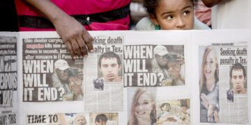 El Pason ja Daytonin uhrien muistotilaisuudessa New Yorkissa 5. elokuuta pieni tyttö on nostanut esiin sanomalehden aukeaman ja siinä esitetyn kysymyksen ”Milloin tämä loppuu?”