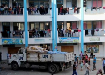 YK:n palestiinalaisista huolehtivan järjestön Unrwan ylläpitämä koulu Gazassa. Koulun lisäksi rakennus antaa suojaa gazalaisille, joiden kodit on tuhottu.