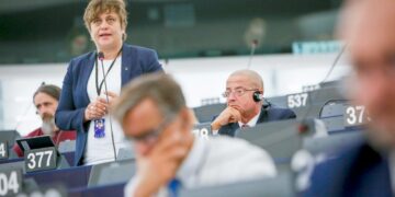 Vasemmistonaisten feminaarissa europarlamentaarikko Silvia Modig kertoo millaista on työskennellä naisena europarlamentissa. Naismeppien osuus, 41 prosenttia, on nyt korkeampi kuin koskaan.
