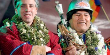 Bolivian ex-presidentti Evo Morales (oik.) ja varapresidentti Alvaro García Linera esiintyivät vaalitilaisuudessa La Pazissa kokalehtiseppeleet kaulassaan.