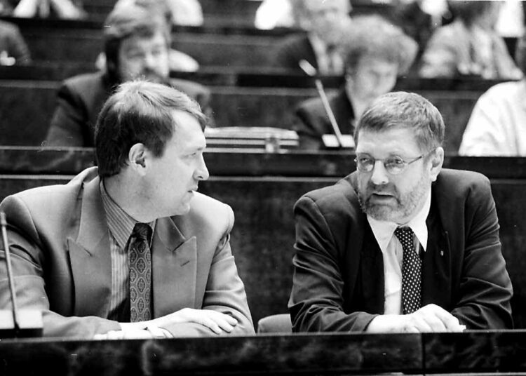 Esko Seppänen ja Claes Andersson keväällä 1995 kokouksessa, jossa päätettiin osallistumisesta Paavo Lipposen hallitukseen.