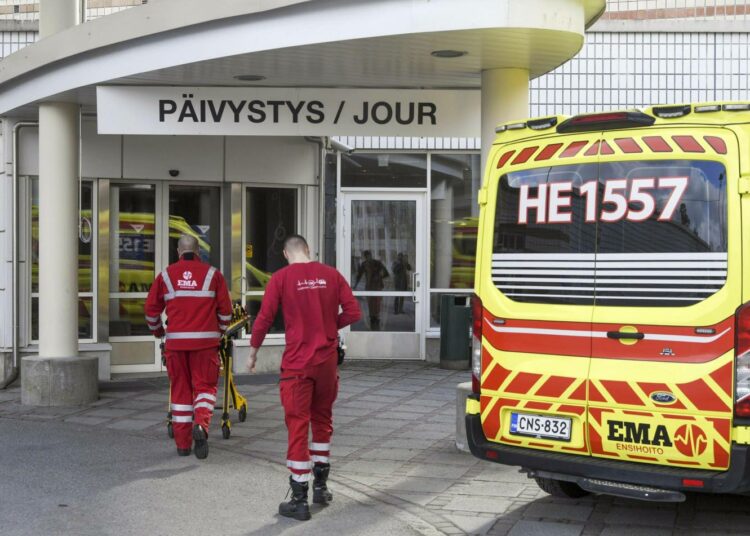 Potilasta tuotiin Peijaksen sairaalan päivystykseen Vantaalla huhtikuussa 2020.