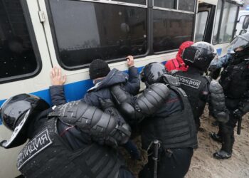 Poliisi Aleksei Navalnyin puolesta mieltään osoittaneiden kimpussa Moskovassa viime talvena.