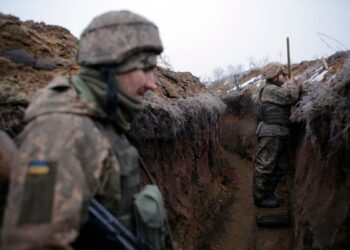 Venäjä on koonnut Ukrainan itärajalle runsaasti taistelujoukkoja ja raskasta kalustoa. Kuvassa ukrainalaisia sotilaita Luhanskin rintamalla tammikuussa 2020.