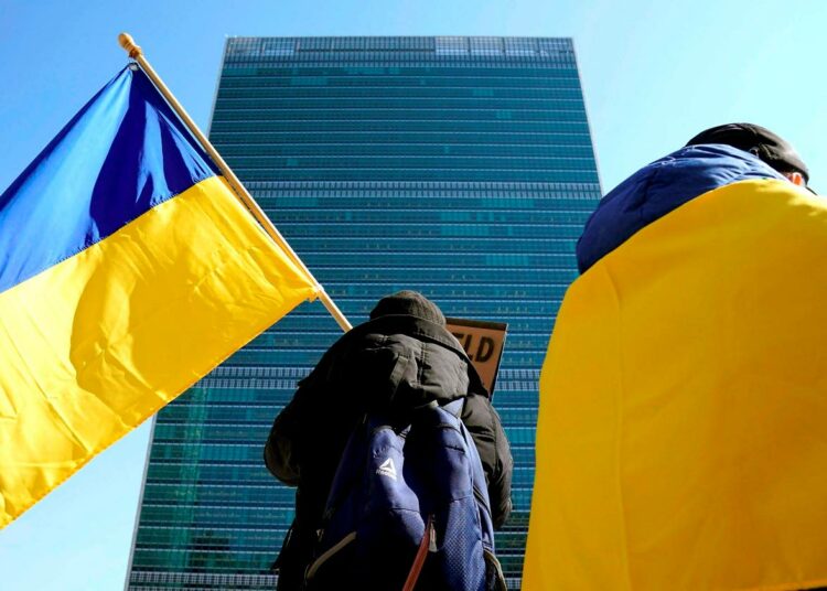 Mielenosoittajat olivat Ukrainan lippujen kanssa New Yorkissa YK:n päämajan edustalla maaliskuun alussa.