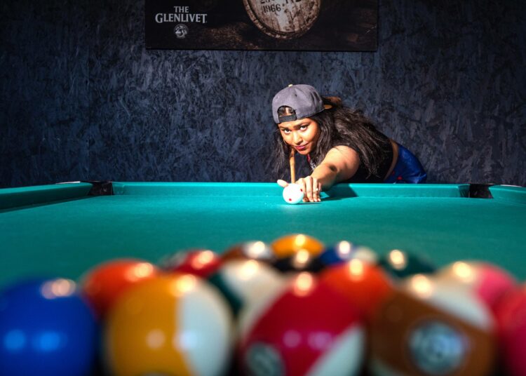 Kashmeera Lokuge kantapaikassaan, jossa hän käy pelaamassa biljardia.