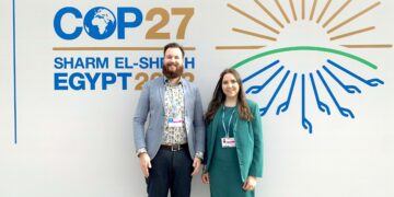 Suomen nuorten ilmastodelegaatit Akseli Rouvari ja Maija Kuivalainen YK:n COP27-ilmastokokouksessa Sharm-El-Sheikhissä.