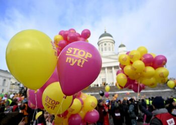 Stop nyt -mielenosoitus keräsi ammattiliittojen väkeä Helsingin Senaatintorille.