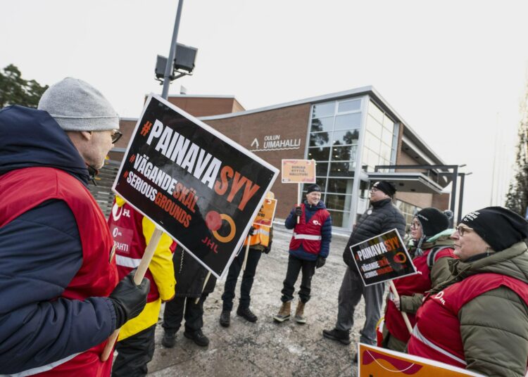 JHL:n lakkovahdit kuvattiin Oulun uimahallin edustalla 7. marraskuuta 2023.