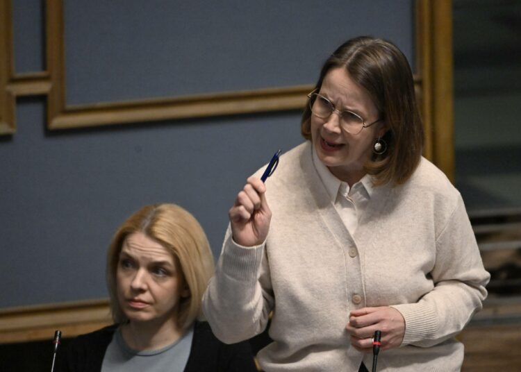 Veronika Honkasalo eduskunnan täysistunnossa.