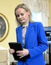 Valtiovarainministeri Riikka Purra (ps) OECD:n maaraportin tiedotustilaisuudessa Helsingissä perjantaina.