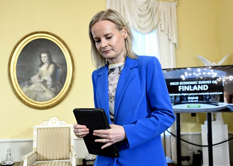 Valtiovarainministeri Riikka Purra (ps) OECD:n maaraportin tiedotustilaisuudessa Helsingissä perjantaina.